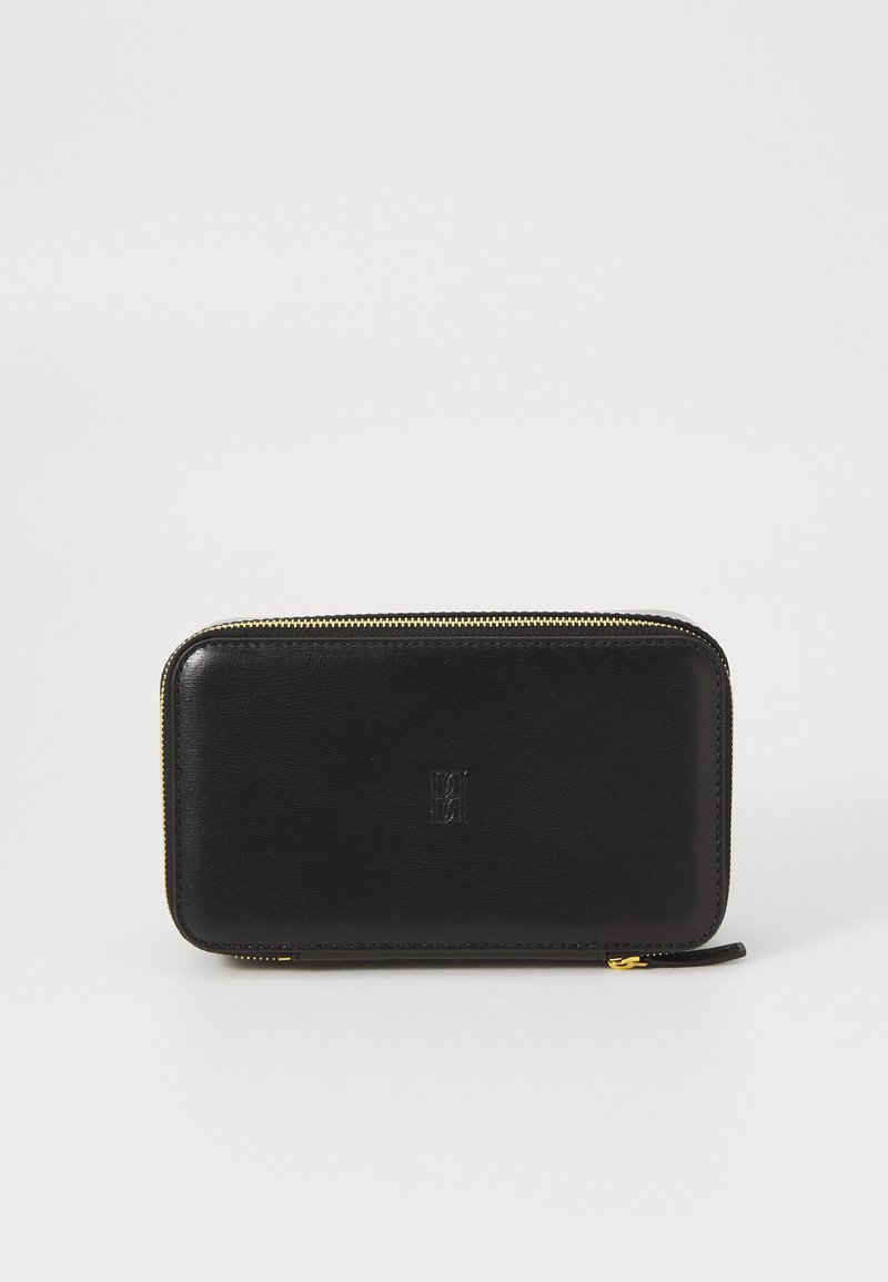 Fekete bőrtárca sima textúrával, téglalap alakú, arany tónusú cipzárral. Az elején dombor nyomott logó található.