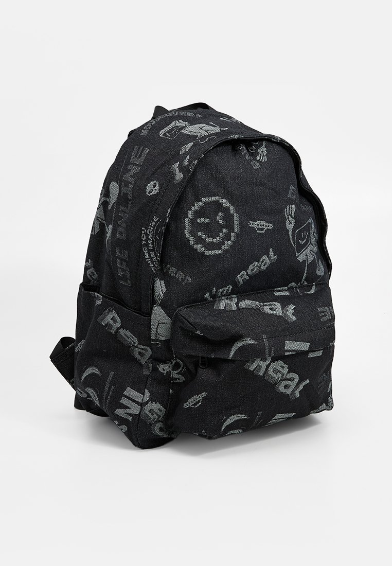 Sac à dos noir en tissu durable, dotée de divers imprimés graphiques, y compris des visages souriants et du texte. Sangles réglables et poche avant.