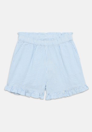 Shorts rayés verticalement bleu clair et blanc avec taille élastique et ourlets à volants sur fond blanc.