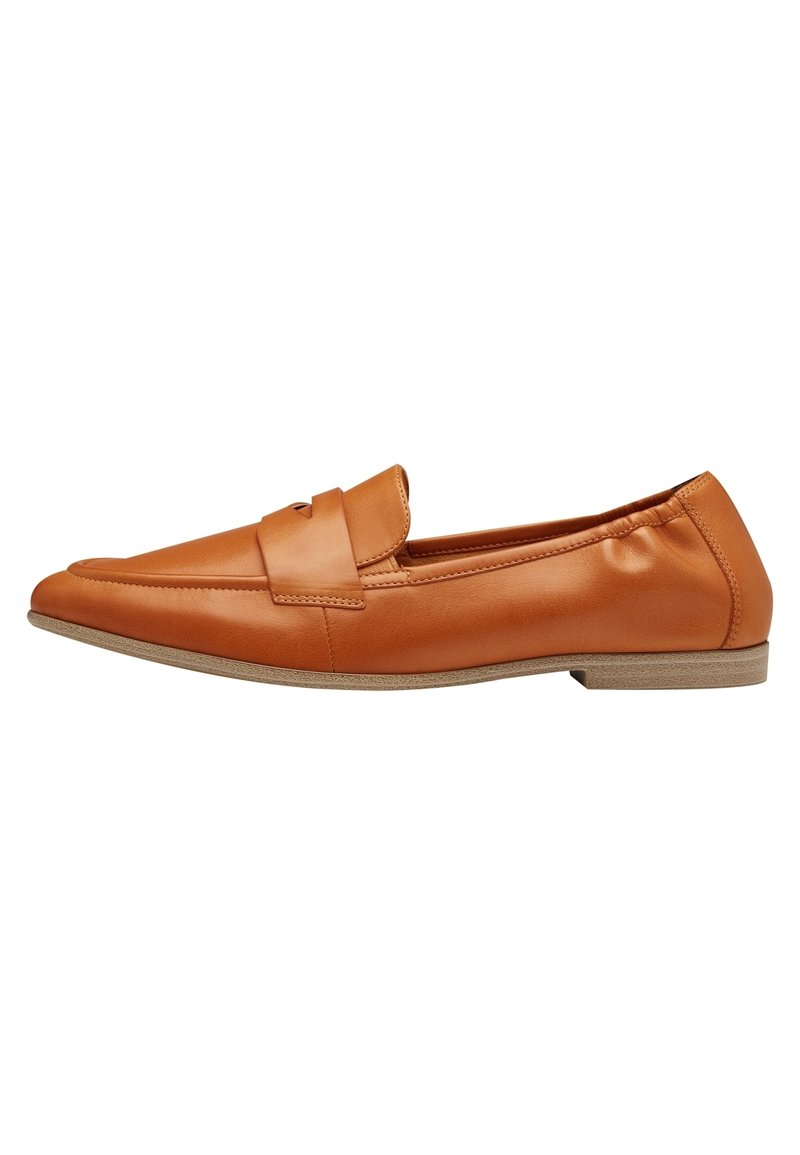 Mocassino in pelle color tan con punta arrotondata, suola piatta e una fascia decorativa sul davanti. Texture liscia, design minimalista e senza hardware visibile.