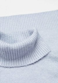 Pull à col roulé bleu clair avec col et ourlet côtelés, texture douce et finition lisse. Idéal pour superposer ou pour un style décontracté.