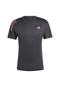 Mans kortärmad träningsskjorta i mörkgrått med rosa "ADIZERO"-text på vänster axel och en liten rosa Adidas-logotyp på bröstet.