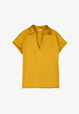 Korte mouwen mosterdgele blouse met V-hals en kraag, gemaakt van gladde stof, plat liggend op een witte achtergrond.