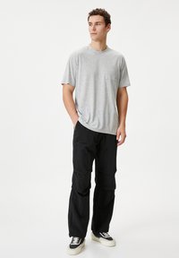 Koton POCKET DETAIL SHORT SLEEVE CREW NECK - Camiseta básica - grey