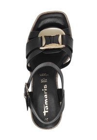 Sandal in pelle nera con cinturini larghi, un'accentuata fibbia dorata e una suola testurizzata. Presenta una punta aperta e un leggero design con plateau.