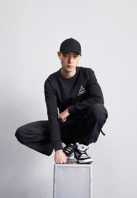 adidas Originals VOLCANO - Ilgarankovis viršutinės dalies drabužis - black