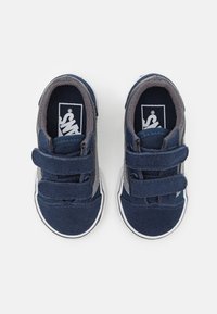Navyblå barnskor med kardborreband, överdel i mocka och tyg, gummisula och vita sömmar.