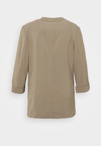 Beige Blazer mit maßgeschneidertem Design, Dreiviertelärmeln und hochgekrempelten Manschetten. Glatte Stoffstruktur mit einem Rückenschlitz für Bewegungsfreiheit.