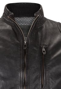 Schwarze Lederjacke mit Stehkragen, Frontreißverschluss und zwei Reißverschlusstaschen. Texturierte Innenauskleidung mit geometrischem Muster.