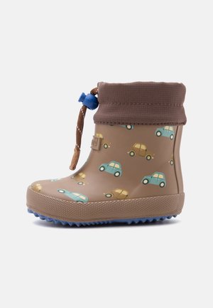 Botte de pluie marron pour enfants avec motifs de voitures bleues et jaunes, semelle bleue et bord supérieur ajustable avec un cordon bleu.