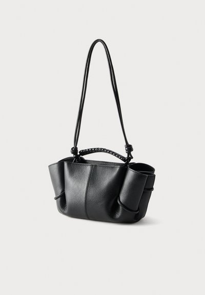 Μαύρη δερμάτινη τσάντα με μακρύ λουράκι ώμου και πλεχτό πάνω χερούλι, με ελαφρώς ριγμένο σχέδιο στις πλευρές.