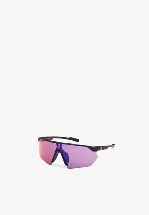 Sportieve wraparound-zonnebril met reflecterende paars-roze glazen en een zwarte hoekige montuur, met een wit logo op de pootjes.