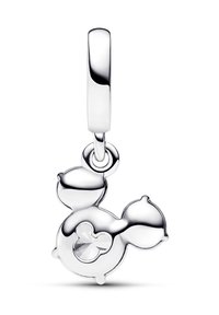 Srebrni amulet v obliki like s krožno zasnovo, ki vsebuje jasen kristalni detajl in gladko, sijočo teksturo.