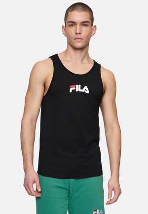 Sort ærmeløs tanktop lavet af bomuld, med et fremtrædende hvidt og rødt FILA-logo hen over brystet. Glat tekstur, standard pasform.