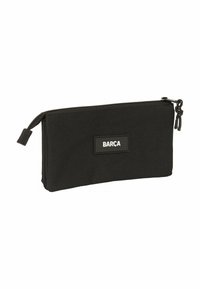 Czarna prostokątna saszetka na zamek błyskawiczny z etykietą "BARÇA" z przodu i materiałową pętelką na suwaku.