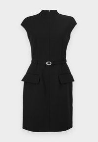 Robe noire ajustée avec un col montant, des manches chauve-souris, une taille ceinturée et deux poches avant. Fabriquée en tissu lisse avec une silhouette cintrée.