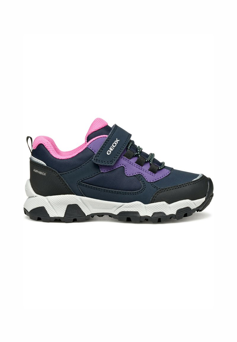 Chaussure de randonnée marine avec des accents roses, dotée d'une tige synthétique, d'une sangle Velcro, d'une semelle extérieure texturée et de détails de semelle intermédiaire blancs contrastants.