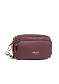 Borsa a tracolla in pelle bordeaux con superficie testurizzata, scomparti a doppia zip e dettagli metallici in argento. Presenta un dettaglio del logo.