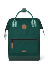 Groene stoffen rugzak met een gestructureerde vorm, dubbele handvatten aan de bovenkant, een voorzak met rits en een leren logo patch. Accenten zijn lichtblauwe strepen.