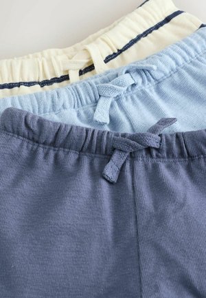 Tre par shorts med elastisk talje i bløde stoffer: lysegul med marineblå striber, lyseblå og mørkeblå, alle med bindebånd.