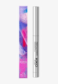 Zilveren cilindervormige oogschaduwstick naast een kleurrijke doos met abstracte patronen in roze, blauw en paarse tinten met witte accenten.