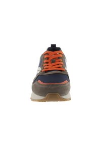 Le sneakers blu navy e marroni presentano lacci arancioni, una parte superiore in suede texturizzato e una suola intermedia bianca con una suola in gomma.
