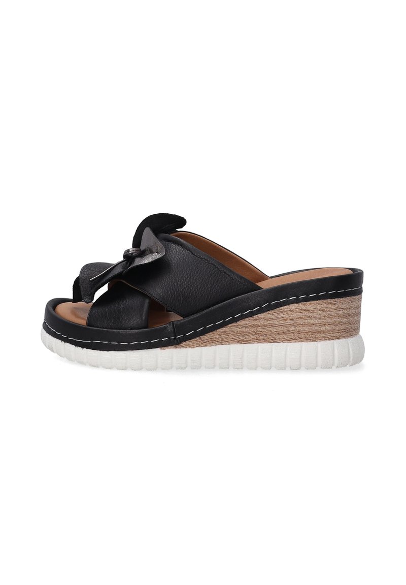 Zwarte leren wedgesandalen met een kruissluiting ontwerp, voorzien van een getextureerde zool en een lichte houten accent op de wedge.