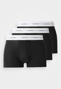 Drie paar zwarte boxershorts met een zachte textuur en een elastische witte tailleband met het Calvin Klein-logo.