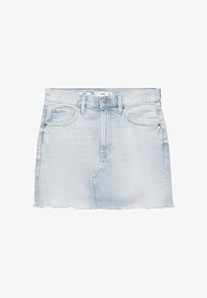 Lichtblauwe denim minirok met een rauwe zoom, vijf zakken, sluiting met knopen aan de voorkant en een lichte vervaging voor een versleten uitstraling.