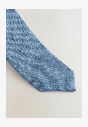 Teksturowany niebieski krawat z diagonalnym wzorem. Materiał wydaje się miękki i matowy, ma klasyczny wąski kształt z zaostrzonym końcem.