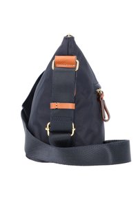 Borsa a spalla in nylon blu navy con una forma triangolare, dettagli in pelle beige, finiture dorate e una tracolla regolabile. Tasca con zip sul retro visibile.