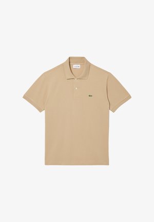 Beige polo shirt van katoen, met een omgeslagen kraag, een drieknoopsluiting en een klein groen krokodillenlogo op de linkerkant van de borst.