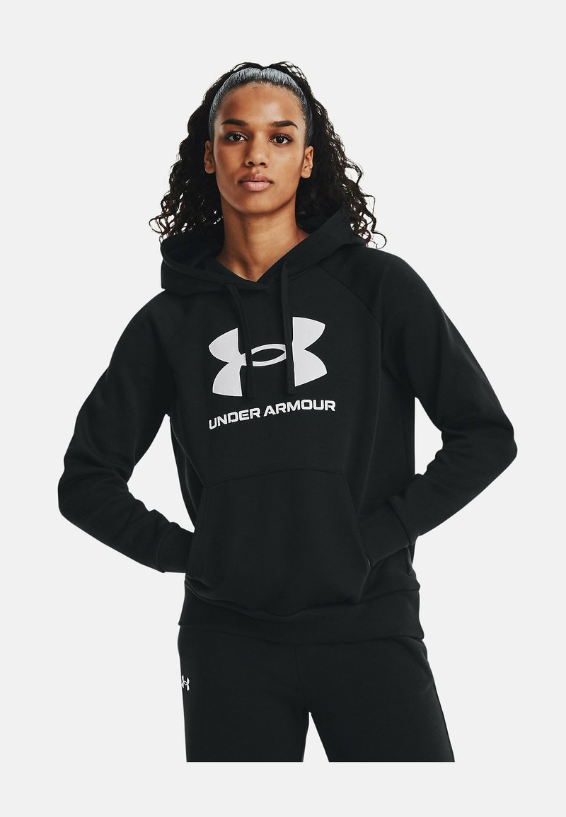 Felpa nera con cappuccio, dotata di una tasca frontale, che presenta un grande logo Under Armour bianco e una morbida texture di tessuto. Pantaloni tuta dello stesso colore.