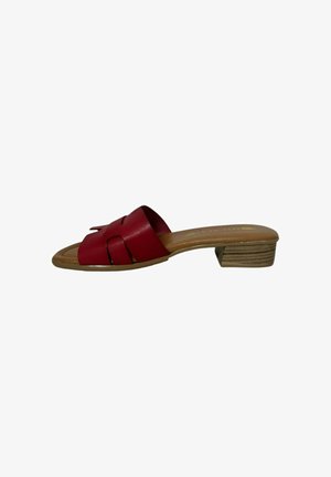 Sandalia deslizante de cuero rojo con un diseño de tiras cruzadas anchas, un tacón bajo y una plantilla suave en color marrón claro. Detalle de suela texturizada visible.