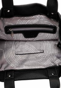 Schwarze Ledertasche mit einem glatten grauen Innenfutter, das wiederholte Textmuster aufweist. Enthält eine Reißverschlusstasche und offenen Platz.