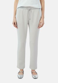 Hellgraue Sweatpants mit elastischem Bund, Kordelzug und seitlichen Taschen, aus einem weichen, dehnbarem Stoff gefertigt.