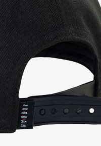 Jordan JAN FLATBRIM UNISEX - Sapka - black/gold