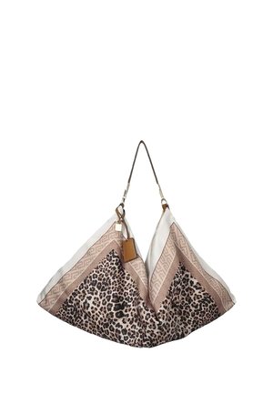 Grande borsa morbida con stampa leopardata e bordo beige decorato, con una tracolla singola in pelle marrone e una piccola targhetta in pelle.