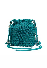 Borsa a secchiello intrecciata color teal con base circolare, chiusura a coulisse regolabile e dettagli in metallo dal tono argentato. Presenta una finitura testurizzata.