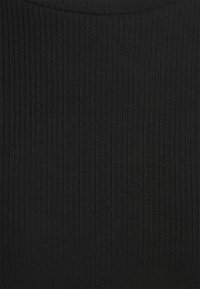 Tissu noir à côtes offrant des lignes verticales étroites, une texture lisse et un léger éclat, idéal pour des vêtements ajustés ou des accessoires.