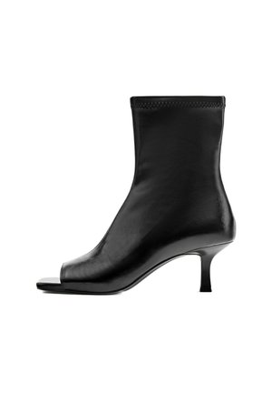 Bottine en cuir noir avec bout ouvert et petit talon, vue de profil sur fond blanc.