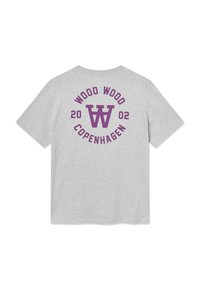 Grå t-shirt med korte ærmer, der har en rund lilla grafik på ryggen med teksten "WOOD WOOD," "COPENHAGEN," og "2002" i fed skrift.