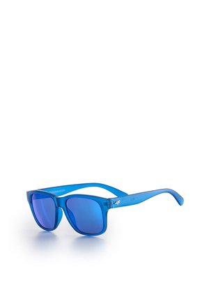 Niebieskie przezroczyste plastikowe okulary przeciwsłoneczne z refleksyjnymi niebieskimi soczewkami, ustawione pod kątem na białej powierzchni.