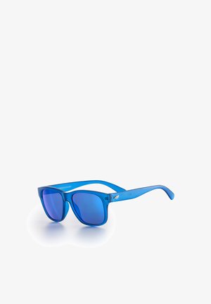 Niebieskie przezroczyste plastikowe okulary przeciwsłoneczne z refleksyjnymi niebieskimi soczewkami, ustawione pod kątem na białej powierzchni.
