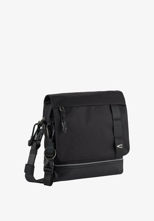 Sort messenger taske med en tekstureret stofoverdel, glat underpanel, justerbar rem og metalhardware detaljer. Har en klaffelukning.