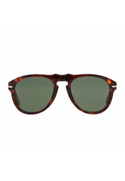 Occhiali da sole tartarugati marroni con lenti verdi. Presentano una forma classica, dettagli in metallo sulle tempie e un design distintivo della linea delle sopracciglia.