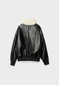 Czarna skórzana kurtka typu bomber z białym kołnierzem ze sztucznego baranka, ściągaczami na rękawach i w pasie, pokazana od tyłu na jednolitym tle.