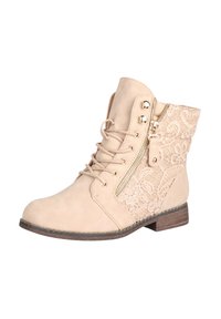 Stivale beige alla caviglia con dettagli in pizzo sul retro, suola piatta marrone, cerniera laterale e lacci frontali. Materiali lisci e testurizzati.