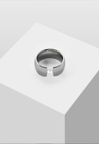 Anello regolabile in argento con un design minimalista, finitura liscia e un accento centrale in perla.