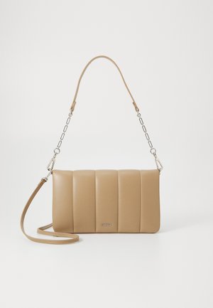 Borsa a tracolla in pelle di colore marrone con un design trapuntato e una tracolla in catena. Presenta una tracolla rimovibile e un emblema con il marchio sul davanti.